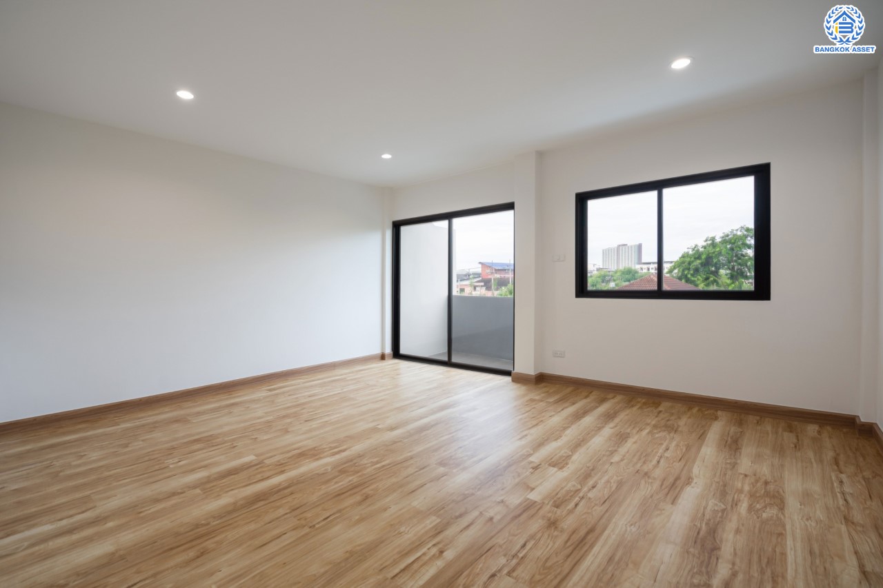 บ้านมือสองตกแต่งใหม่ ดีไซน์สวย ม.บ้านช่อชัยพฤกษ์ จรัญฯ-ปิ่นเกล้า เนื้อที่ 30.5 ตร.ว. ฟังก์ชัน 3 ห้องนอน 3 ห้องน้ำ จอดรถได้ 2 คัน รองรับทุกกิจกรรม บนทำเลเชื่อมต่อหลายเส้นทาง ใกล้จุดขึ้นทางด่วน "ศรีรัช" และรถไฟฟ้าสายสีแดง "สถานีบางบำหรุ"...